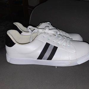 White stripe sneaker. wide width